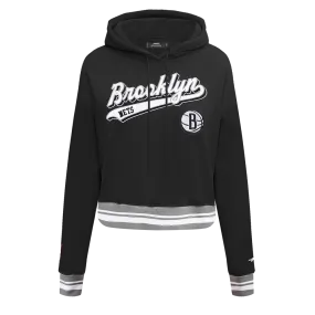 NBA BROOKLYN NETS SCRIPT TAIL WOMEN'S RIB FLC CROPPED PO HOODIE (BLACK/GRAY)